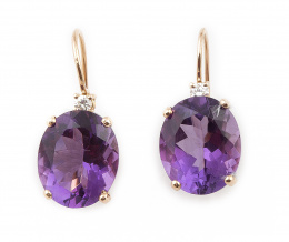 230.  Pendientes con amatistas de talla oval encabezadas por brillante en montura de oro rosa de 18K