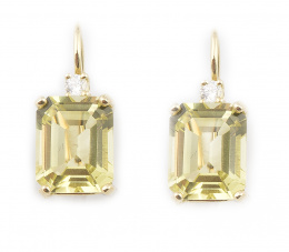 253.  Pendientes con citrinos lemon de talla rectangular encabezados por brillante, en oro amarillo de 18K