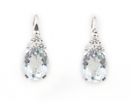 320.  Pendientes con aguamarina de talla oval que suman 4 ct y tríos de brillantes en oro blanco de 18K 