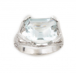 255.  Sortija con aguamarina talla esmeralda de 7 ct aprox, en montura con bandas entrelazadas de brillantes