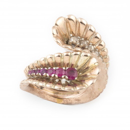 190.  Sortija años 40 con frente abierto que presenta línea de rubíes y de brillantes enmarcadas en abanico