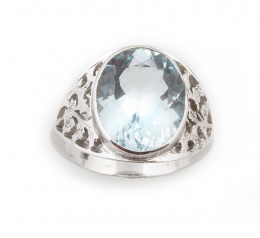 322.  Sortija con aguamarina de talla oval de 5,60 ct en montura con dos triángulos calados con formas vegetales con diamantes