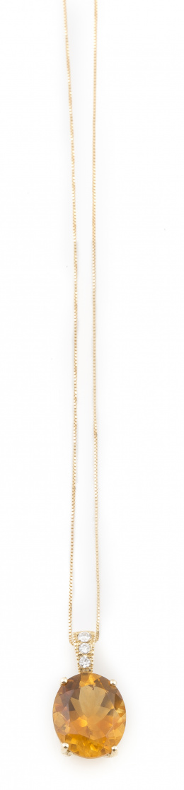 241.  Colgante con citrino de talla oval de 4,80 ct y brillantes en reasa