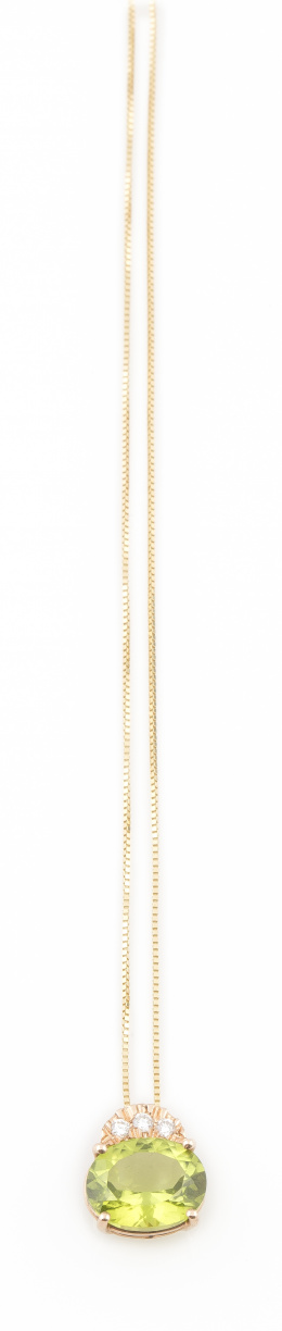 337.  Colgante con peridoto de talla oval y 2,91 ct encabezado por tres brillantes