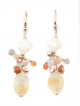 266.  Pendientes largos con cornalinas, nácar y cuarzos en tonos grises colgando de cadena en oro rosa de 18K