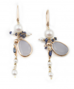 227.  Pendientes largos con perlas, zafiros y calcedonia blanca colgantes de cadena en oro amarillo de 18K