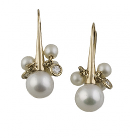 184.  Pendientes largos que penden tres perlas y dos chatones de brillantes, se remata con una perla de mayor tamaño
