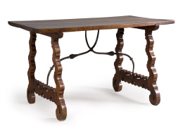 983.  Mesa de madera de nogal de patas de lira con fiadores de hierro en forma de S.Trabajo Español, S. XVII.