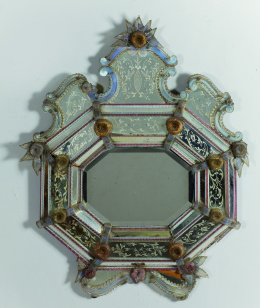1141.  Espejo veneciano con marco octogonal de espejos grabados y aplicaciones de vidrio de Murano.Trabajo italiano, primera mitad S. XX..