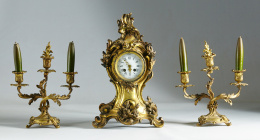 526.  Reloj estilo Luis XV con guarnición, en bronce dorado.Francia, París, ff. S.XIX pp.XX