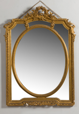 573.  Espejo de estilo Luis XVI, de madera tallada y dorada.Trabajo francés, pp. del S. XX..
