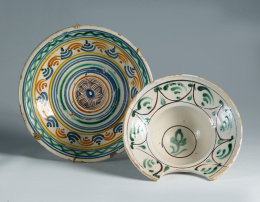 1078.  Plato acuencado de cerámica esmaltada con decoración de círculo concéntricos.Talavera, Puente, S. XIX..