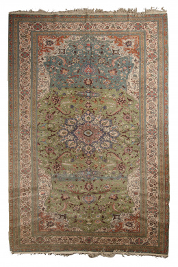 365.  Alfombra turca en lana, S. XX..