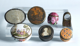 944.  Caja oval en plata francesa punzonada, con trabajo de “guilloche” y miniatura en la tapa con un retrato de dama,Francia, h. 1800.