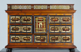 426.  Papelera de madera de nogal, carey y hueso, corredor de remate en bronce y placas en hueso decoradas con escenas que hacen referencia a la caza.Trabajo español, S. XVII.