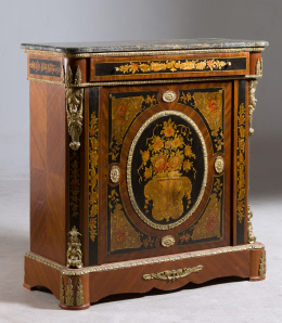 1194.  Entredós estilo Napoleón III en madera de caoba con marquetería de maderas finas y aplicaciones de bronce dorado.Trabajo francés pp. S. XX.