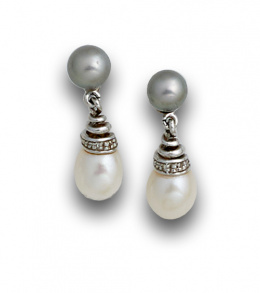 89.  Pendientes largos con perilla de  perla cultivada y perla de Tahití ,en oro blanco de 18K.