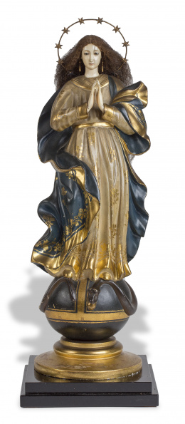 345.  Inmaculada. En madera tallada, policromada y dorada, con cabeza y manos de marfil.Trabajo hispano filipino, S. XVIII.