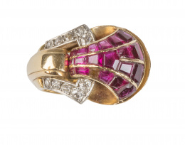 576.  Sortija chevalière con diseño asimétrico con banda bombée de rubíes sintéticos calibrados unida a hebilla de brillantes