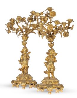 1267.  Pareja de candelabros de cinco brazos de luz de bronce dorado mezclados con  varas de azucena de bronce dorado.Trabajo francés, ff. del S. XIX - pp. del S. XIX.