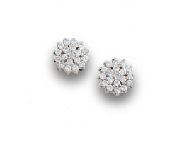 599.  Pendientes rosetones de brillantes con doble orla en oro de 18K.