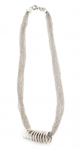 339.  Collar con nueve aros móviles ovalados de brillantes como centro, en cadena múltiple de oro blanco de 18K