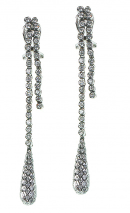 730.  Pendientes largos con dos tiras de chatones de brillantes, la de mayor longitud rematada en gota de pavé de brillantes 