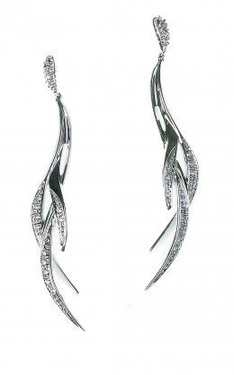 700.  Pendientes largos con hojas sinuosas de brillantes entrelazadas