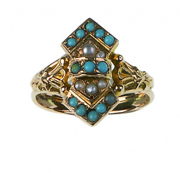 65.  Sortija lanzadera S. XIX con tuquesas y perlitas finasen montura labrada