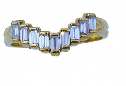 740.  Sortija media alianza escalonada de diamantes talla baguette que suman 1 ct aprox
