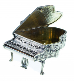 773.  Cajita joyero de plata en forma de piano de cola en plata con decoración cincelada y grabada e interior vermeill.