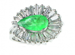 729.  Sortija con una esmeralda talla perilla 2,30 aprox orlada de baguettes de diamantes