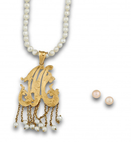 91.  Lote de collar de perlas agua dulce con centro de letra “M” en oro de 18K, y pendientes de  perla en oro de 18K.