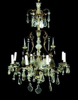 825.  Lámpara de techo de 12 luces, de sartas de cuentas en cristal tallado y bronce, pp. S. XX