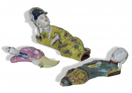 1148.  Tres figuras de orientales recostados de porcelana esmaltada.Dinastia Qing, S. XIX