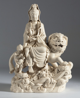 1186.  Guanyin y niño montados en un león en porcelana “Blanc de Chine”, S. XX..
