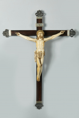 342.  “Cristo expirante” en marfil tallado y policromado.Trabajo Hispano-filipino, pp. S. XVII.