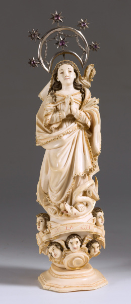 434.  Inmaculada de marfil tallado y dorado.Trabajo Hispano filipino pp S.XVIII con influencia de la escuela de Mafra..