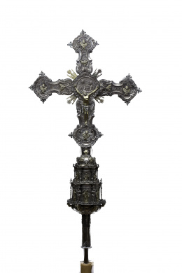 1084.  Cruz procesional de plata con alma de madera. Con marcas. Raiol.Trabajo castellano, León, S. XVII..