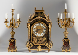 956.  “LENOIR PARIS”Guarnición de chimenea Napoleón III, de estilo Luis XIV con decoración de boulle y metal dorado.Francia, último cuarto del S. XIX