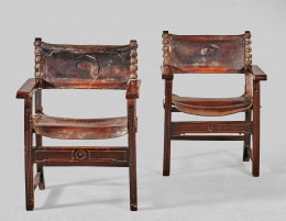 923.  Pareja de fraileros de madera nogal con asiento en piel.Trabajo español, S. XVIII.