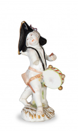 1302.  Niño con tambor.Figura de porcelana esmaltada, Alemania, S. XVIII.