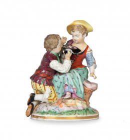 1307.  Dos niños con un nido de pájaros.Grupo escultórico de porcelana esmaltada.Manufactura real de porcelana, Berlín, (1820-1837).