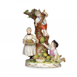 1308.  Niños recogiendo frutos de un árbol.Grupo escultórico en porcelana esmaltada.Viena, (1770-1820).