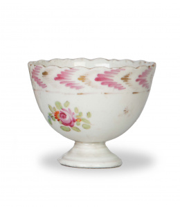 1301.  Huevera de porcelana esmaltada con decoración floral.Meissen (1730-1763)