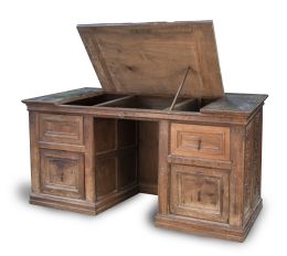 1071.  Escritorio de madera de nogal con decoración renacentista y blasón con tres flores de lis.España, S. XVI.