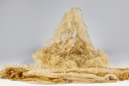 523.  Dos fragmentos de tul con hilos plateados y dorados de decoración vegetal.España, pp. del S. XX..