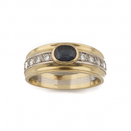 580.  Sortija con zafiro oval y línea de brillantes en la montura de oro amarillo de 18K.