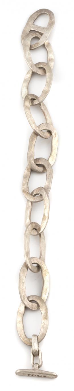 566.  Pulsera de TOUS con eslabones grandes ovalados irregulares de plata matizada.