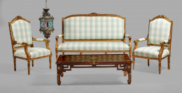 374.  Sofá de madera tallada y dorada de estilo Luis XVI.Francia, S. XIX..